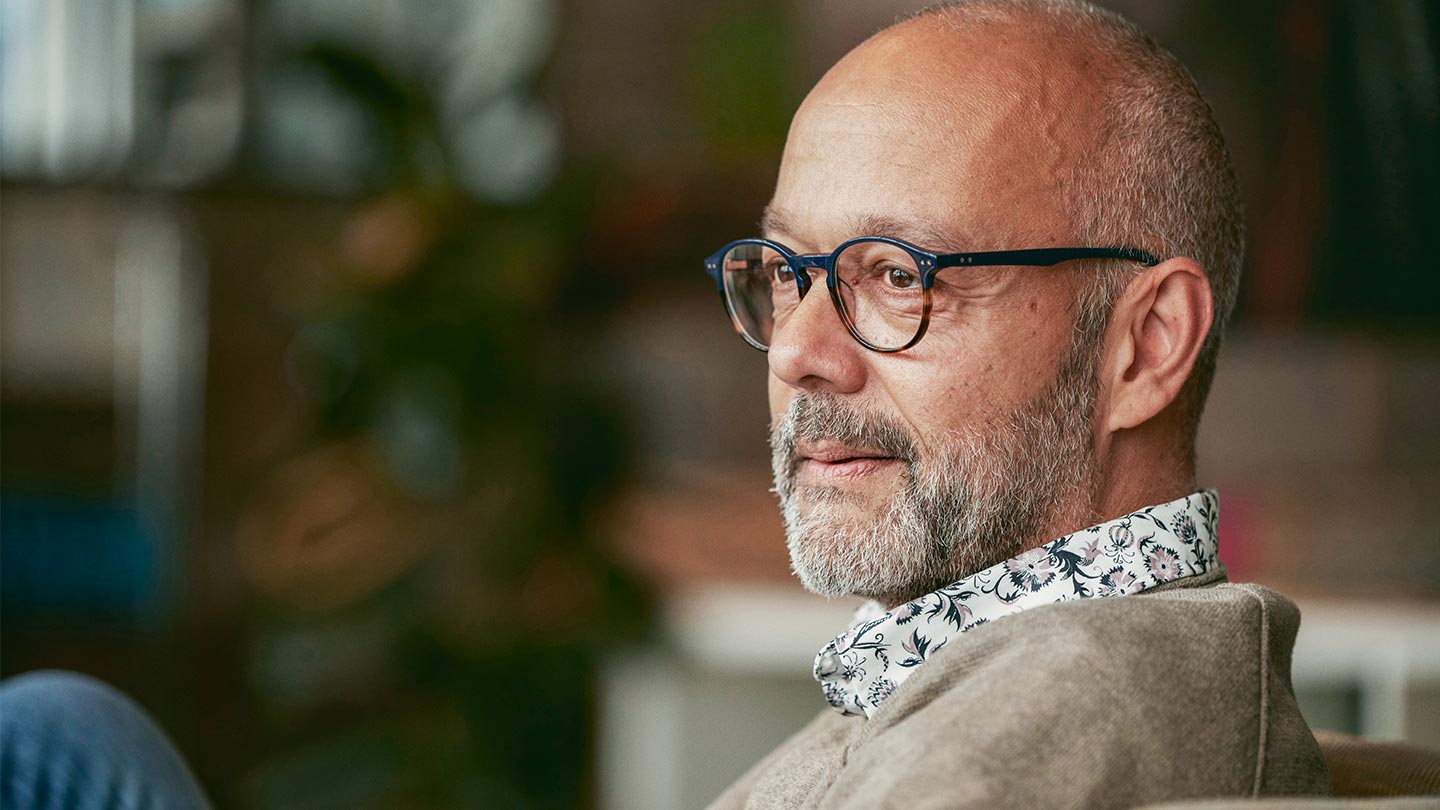 Mand og jvinder kigger ud af et vindue