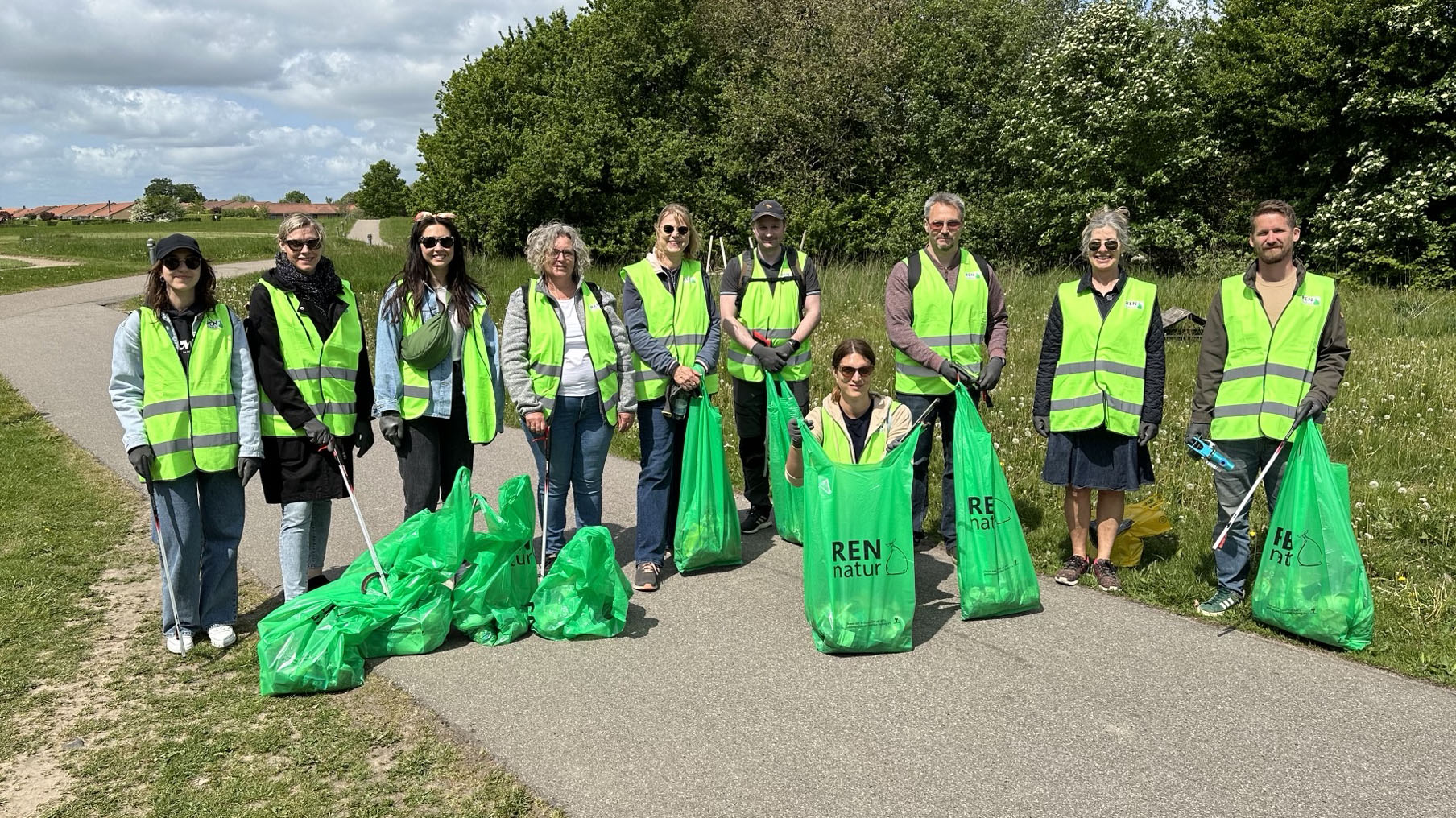 Danske Bank medarbejdere indsamler affald