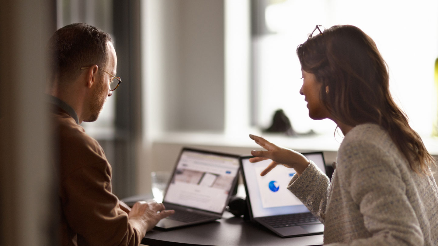 Medarbejder arbejder med virksomhedens økonomi i District 