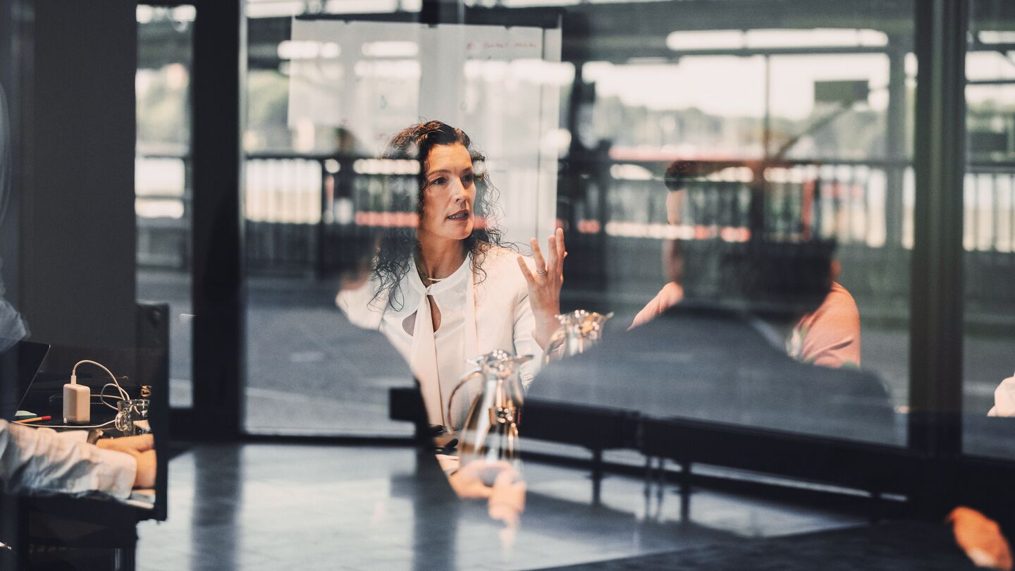 Kvinde kigger på en skærm