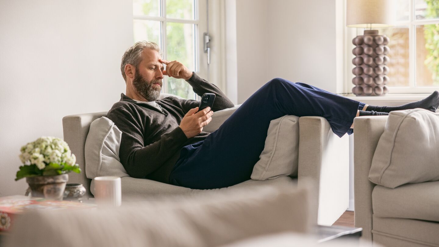 Mand på sofaen