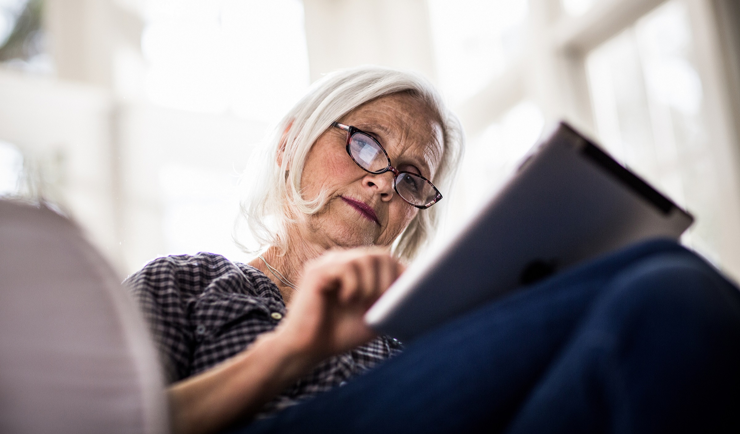 Kvinde med en tablet